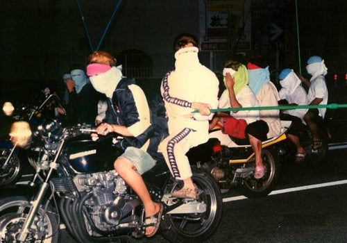 Les bosozoku : les bandes de motards japonaises et leurs machines démesurées