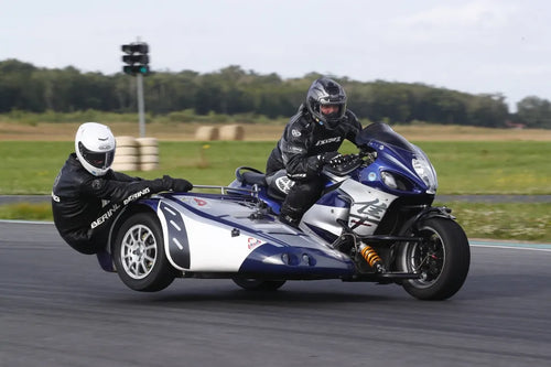 Le side-car de course : le pilote, le singe et la machine à trois roues
