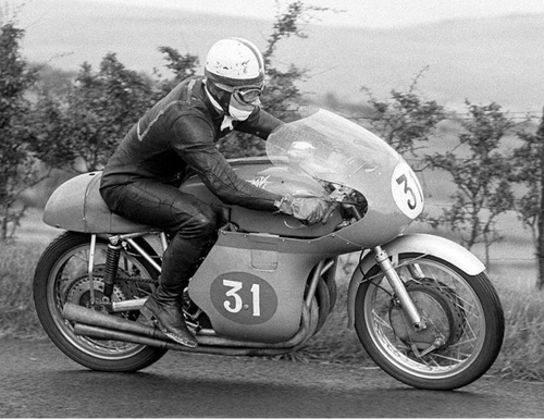 John Surtees : le seul champion du monde sacré sur deux ET quatre roues