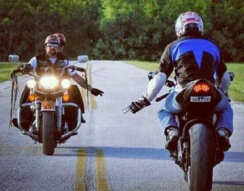 Le salut motard : d'où vient le V entre deux-roues qui se croisent