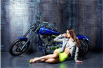 Poster Moto Shooting Femme Assise 70X100cm